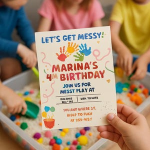Puede incluir: Una invitación de fiesta de cumpleaños con el texto "LET'S GET MESSY!" y "MARINA'S 4M BIRTHDAY". La invitación presenta huellas de manos coloridas y un dibujo de una maceta con globos. La invitación también incluye la dirección y el número de teléfono.