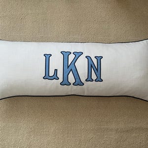 Kussen slaapzaal / kussensloop stoffen / lendenkussen monogram / naamkussen / gepersonaliseerd kussen / eerste kussen / beddengoed kussen