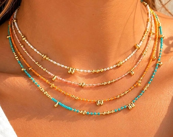 Collana di perline fatta a mano – Girocollo estivo colorato, collana di perline dorate, gioiello minimalista da indossare a strati, collana boho in stile costiero, regalo per lei