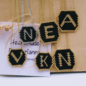 Collar con nombre y colgante de inicial con cuentas Miyuki. Regalo único, personalizado y hecho a mano para mujer.