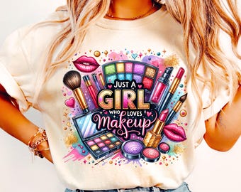 Może przedstawiać: Biała koszulka z kolorowym nadrukiem przedstawiającym pędzle do makijażu, szminkę, palety cieni do powiek i napis "Just a Girl Who Loves Makeup".