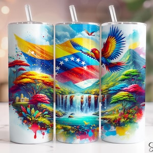 Könnte beinhalten: Drei weiße Edelstahlbecher mit einem farbenfrohen Design, das die venezolanische Flagge, einen Papagei, Wasserfälle und Landschaften zeigt. Jeder Becher hat einen durchsichtigen Strohhalm und einen weißen Deckel.