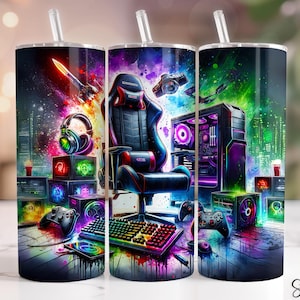 Puede incluir: Tres vasos de acero inoxidable con pajitas presentan un diseño vibrante con temática de juegos. El diseño incluye una silla de juego, una computadora, auriculares y controladores, sobre un fondo colorido de ciudad y espacio. La palabra "Seamless" está en la parte inferior derecha.