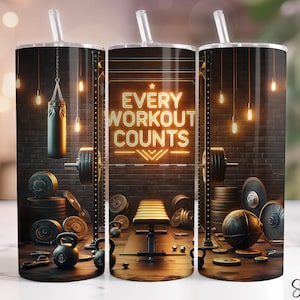 以下が含まれることがあります： 黒と黄色のデザインのステンレス製タンブラー。タンブラーは、バーベル、ウェイト、そして「Every Workout Counts」というテキストが書かれたジムのテーマになっています。