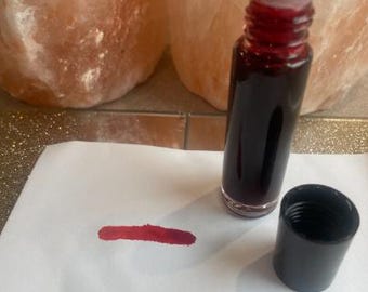 Replikat einer Blutrolle, die hohe Angst und psychische Gesundheitskrisen unterstützt.