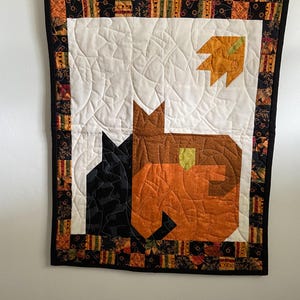 Gesteppter Wandbehang mit Kürbiskatzen: Herbstdekoration, 21 x 27 Zoll