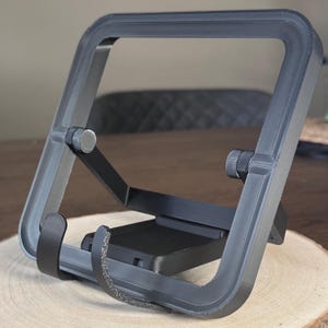 Atril versátil impreso en 3D: plegable, colorido y duradero, ideal para lectores y para preparar recetas.