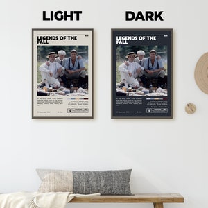 Op de afbeelding: Twee versies van een filmposter voor de film "Legends of the Fall". De poster toont een zwart-witfoto van drie mannen die op een deken in een bos zitten. De poster is in een minimalistische stijl met een witte achtergrond en zwarte tekst. De tekst op de poster luidt "Legends of the Fall" en bevat de releasedatum van de film, de speelduur en de leeftijdsclassificatie.