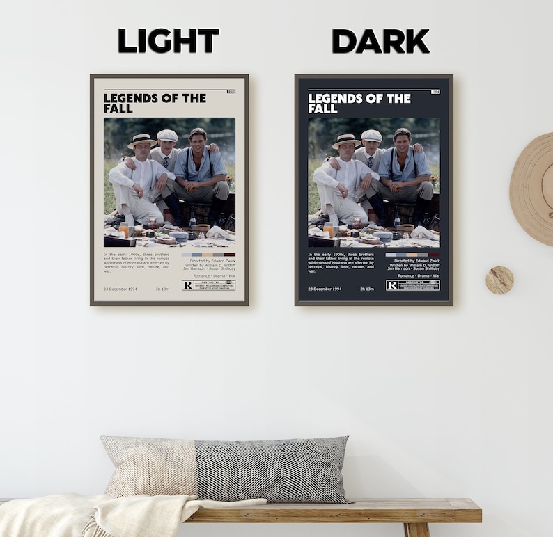 Op de afbeelding: Twee versies van een filmposter voor de film "Legends of the Fall". De poster toont een zwart-witfoto van drie mannen die op een deken in een bos zitten. De poster is in een minimalistische stijl met een witte achtergrond en zwarte tekst. De tekst op de poster luidt "Legends of the Fall" en bevat de releasedatum van de film, de speelduur en de leeftijdsclassificatie.