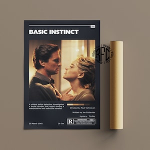 Może przedstawiać: Plakat filmowy do filmu "Instynkt Pierwotny" wydanego w 1992 roku. Plakat przedstawia zbliżenie Michaela Douglasa i Sharon Stone. Plakat zawiera tytuł filmu, datę premiery i slogan: "Brutalny detektyw policji bada brutalne morderstwo, które może wiązać się z manipulującym i uwodzicielskim powieściopisarzem."