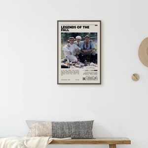 Op de afbeelding: Een vintage filmposter voor de film "Legends of the Fall". De poster toont een zwart-witfoto van drie mannen die op een veld zitten. De tekst "Legends of the Fall" staat in vetgedrukte, zwarte letters bovenaan de poster. De poster bevat ook de releasedatum, de speelduur en de beoordeling.