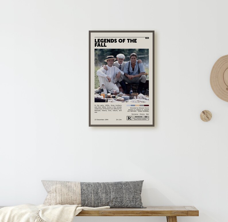 Op de afbeelding: Een vintage filmposter voor de film "Legends of the Fall". De poster toont een zwart-witfoto van drie mannen die op een veld zitten. De tekst "Legends of the Fall" staat in vetgedrukte, zwarte letters bovenaan de poster. De poster bevat ook de releasedatum, de speelduur en de beoordeling.