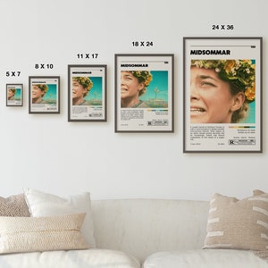 Op de afbeelding: Een set van vijf verschillende afdrukken van de filmposter voor de film "Midsommar". De poster toont een close-up van het hoofdpersonage, een jonge vrouw met een bloemenkrans, die er angstig uitziet. De poster is in vintage stijl met een geel en bruin kleurenschema. De tekst "Midsommar" staat in grote, vetgedrukte letters bovenaan de poster. De poster bevat ook de leeftijdsclassificatie van de film, de releasedatum en het genre.