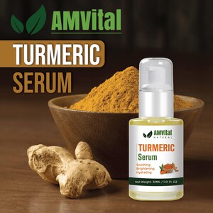 Peut inclure: Une bouteille de s&eacute;rum de curcuma AMVital avec un bouchon-pompe blanc et transparent. L'&eacute;tiquette indique "Turmeric Serum", "Soothing, Brightening, Hydrating" et "Poids net: 30ML / 1.01 Fl. OZ". Un bol de poudre de curcuma et de racine de curcuma en arri&egrave;re-plan.