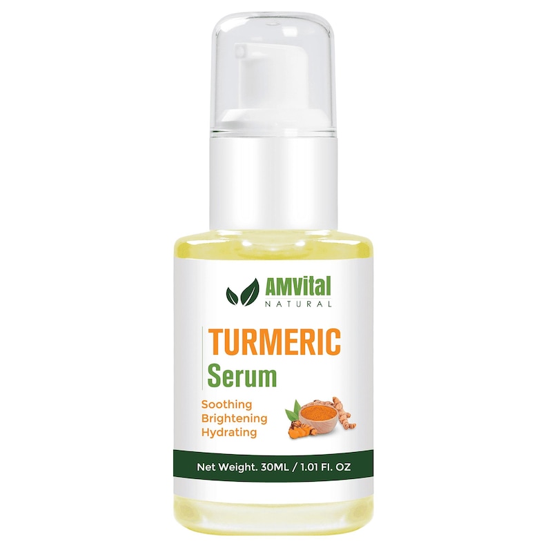 Peut inclure: Une bouteille blanche et jaune de s&eacute;rum de curcuma AMVital. L'&eacute;tiquette indique "TURMERIC Serum", "Soothing, Brightening, Hydrating" et "Poids net. 30 ml". La bouteille a un distributeur &agrave; pompe blanc.