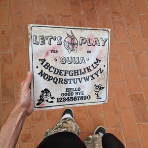 Tablica Ouija inspirowana Looneyem – Mroczny Mashup z kreskówek