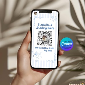 Könnte beinhalten: Ein Smartphone zeigt eine digitale Einladung für "Seashelle & Wedding Belle". Die Einladung enthält einen QR-Code, eine Cocktail-Grafik und den Text "Buy the bride a drink! July 2025". Das Telefon hat einen blau-weiß gestreiften Hintergrund.
