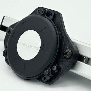 Sim Racingタクタイルトランスデューサーマウント - Dayton Audio TT25-8 アルミニウムプロファイルコックピット用