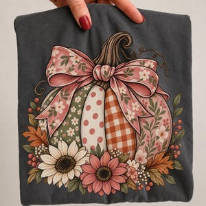 Calabaza con patchwork floral PNG, diseño de camisa con lazo coqueto, sublimación de otoño a cuadros vintage, gráfico de flores de otoño