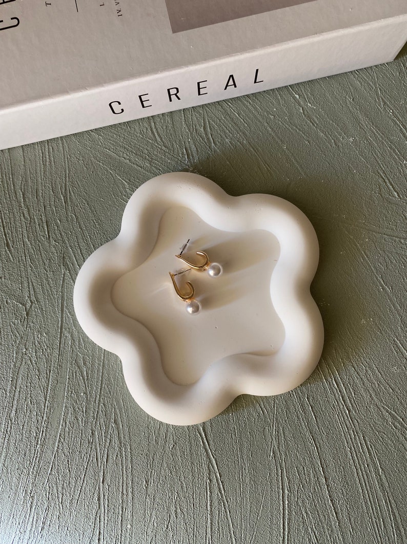 Concrete Tray Flower Shape Minimalist Jewelry Organizer Catchall Tray Coffee Table Decor Stone Homeware for Teacher Appreciation Gift Ideas White