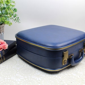 C 1960's Hardshell Vintage Vanity Case in Blue & Gold. A Beautiful Item in Good Condition.