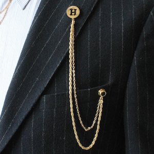 Broche de solapa de cadena hecho a mano y personalizado, alfiler de cuello de chaqueta con letra personalizada, regalo para hombre, accesorio de joyería para padrinos de boda.
