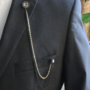 Broche de solapa de cadena hecho a mano y personalizado, alfiler de cuello de chaqueta con letra personalizada, regalo para hombre, accesorio de joyería para padrinos de boda.