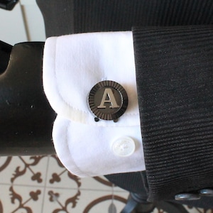Gemelos con inicial personalizada, gemelos con letras hechos a mano, joyería de diseño para hombre, regalos para él, accesorio de boda para padrinos de boda.
