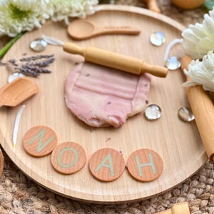 Kit de inicio personalizable: herramientas sostenibles para plastilina y reconocimiento de letras, personalícelas con su nombre en rodajas de madera