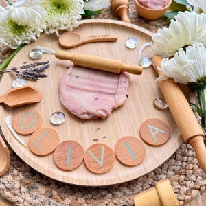 Alfabeto de madera personalizado con letras y nombre pintado a mano: aprendizaje ecológico para niños pequeños en bolsa con cordón de algodón natural, Montessori
