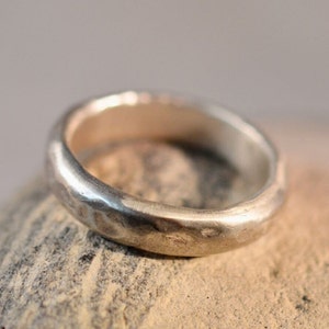Gehamerde zilveren ring, origineel handgemaakt. Trouwring.