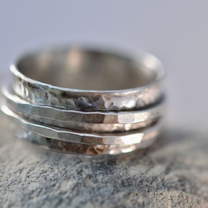 Spinnerring, Originele handgemaakte gehamerde zilveren ring, Handgemaakt zilver.