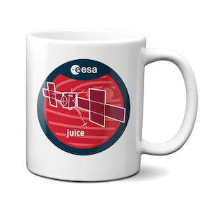 Può includere: Tazza in ceramica bianca con una grafica rossa e blu del veicolo spaziale JUICE in orbita attorno a Giove. La grafica include il testo "esa" e "juice".