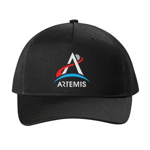 Peut inclure: Casquette de baseball noire avec un dos en filet et une visière incurvée. La casquette présente le logo Artemis en blanc, rouge et bleu. Le logo comprend un A stylisé et le mot "ARTEMIS" en blanc.