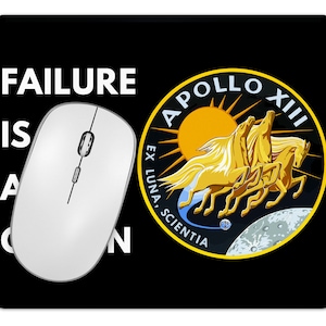 Puede incluir: Una alfombrilla de ratón negra con un ratón de ordenador blanco encima. La alfombrilla de ratón tiene el texto "FAILURE IS A OPTION" y un parche de la misión Apolo 13 amarillo y negro con el texto "APOLLO XIII EX LUNA, SCIENTIA".