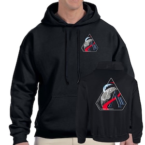 Peut inclure: Sweat-shirt à capuche noir avec un motif triangulaire à l'avant et à l'arrière. Le motif représente une lune stylisée, la Terre et des lignes rouges et blanches. Le texte "GLOVER KOCH HANSEN WISEMAN" entoure le motif arrière.