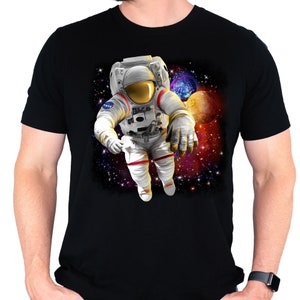 Astronauta de la NASA flotando en el espacio Camisa para adultos / Vuelo espacial / Coleccionables espaciales / Camisa espacial / Para entusiastas del espacio