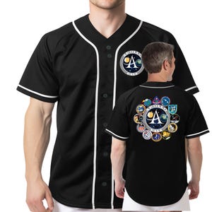 Peut inclure: Un maillot de baseball noir avec un liseré blanc le long du col en V et de la patte de boutonnage. L'avant présente un écusson circulaire de la mission Apollo de la NASA. Le dos affiche un grand logo Apollo NASA entouré d'écussons de mission.