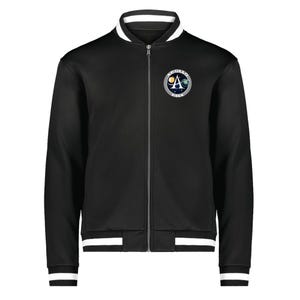 Op de afbeelding: Zwarte jas met ritssluiting en witte strepen op de kraag, manchetten en zoom. Voorzien van een cirkelvormige patch op de borst met de tekst "APOLLO NASA" en een gestileerd "A"-symbool met hemelse beelden.