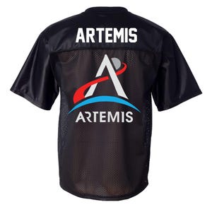 Op de afbeelding: Zwart mesh jersey met het NASA Artemis-logo en het woord "ARTEMIS" gedrukt op de achterkant.