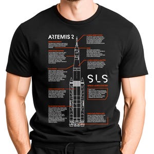 Puede incluir: Camiseta negra con un diagrama detallado del Sistema de Lanzamiento Espacial Artemis 2 SLS. El diseño incluye etiquetas de texto e ilustraciones de los componentes del cohete, como la nave espacial Orión.