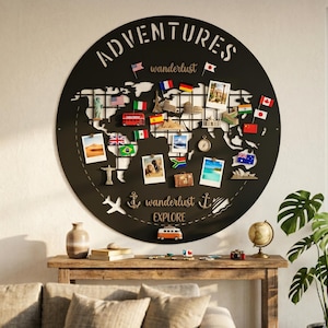 Op de afbeelding: Een zwarte metalen wereldkaart met de woorden "ADVENTURES" en "wanderlust EXPLORE". De kaart is versierd met miniatuurvlaggen, bezienswaardigheden en magneten met een reisthema, waardoor een decoratieve display met een reisthema ontstaat.
