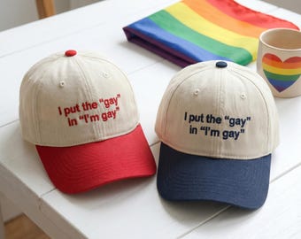 Gorra de béisbol bordada "I Put The Gay In I'm Gay", gorra divertida del orgullo LGBTQ, gorra retro estilo "dad hat", regalo para salir del armario, accesorios atrevidos del orgullo queer.