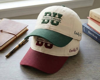 Gorro universitario de negocios bordado personalizado, regalo de graduación personalizado para ella, promoción de 2026, estilo académico retro, nombre y fecha de fundación.