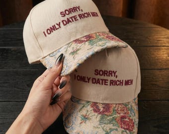 Gorra bordada "Lo siento, solo salgo con hombres ricos", gorra divertida, gorra sarcástica con visera floral, regalo estético irónico, gorra de camionero con mensaje humorístico