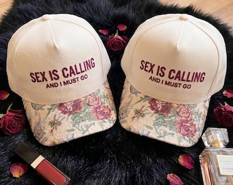 Gorra bordada con la frase "El sexo me llama y debo irme", gorra divertida con mensaje sarcástico, gorra con ala de tapiz floral, regalo con estética irónica.