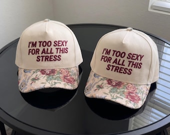 Gorro bordado "Soy demasiado sexy para todo este estrés", gorra divertida con mensaje sarcástico, gorro con ala de tapiz floral, regalo para el autocuidado, gorra estética de moda.