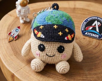 Llavero de peluche de ganchillo Artemis II, muñeco espacial inspirado en la NASA, amigurumi terrestre adorable, regalo de astronauta hecho a mano, juguete decorativo para amantes del espacio.
