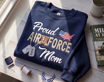 Sudadera bordada personalizada "Orgullosa mamá de la Fuerza Aérea", camiseta con placa de identificación de aviador personal, regalo de graduación de la Fuerza Aérea de EE. UU., sudadera militar