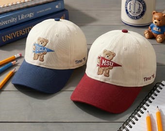 Gorra universitaria bordada personalizada con oso, regalo de graduación con nombre y año personalizados, gorra estilo universitario vintage, regalo para exalumnos con espíritu universitario